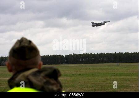 LASK, Polen. 26. September 2015. F16-Kampfjet der polnischen Luftwaffe © Marcin Rozpedowski/Alamy Stock Photo Stockfoto