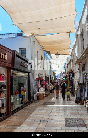 BODRUM, Türkei - 24. Juni 2015: Unbekannte Leute auf der Straße von Bodrum, Türkei. Bodrum ist bekannt für seine Strände, Resorts, ein Stockfoto