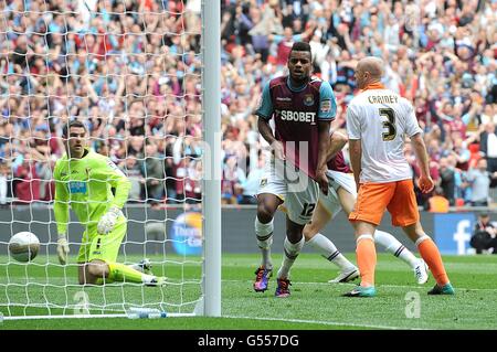 Ricardo Vaz Te von West Ham United (Mitte) feiert das zweite Tor des Spiels, während der Blackpool-Spieler Stephen Crainey (rechts) und Torwart Matthew Gilks dejected sind Stockfoto