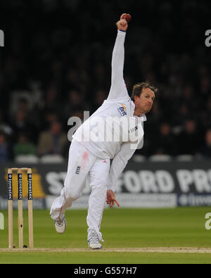 Englands Graeme Swann beim Bowlingspiel gegen die Westindischen Inseln. Stockfoto
