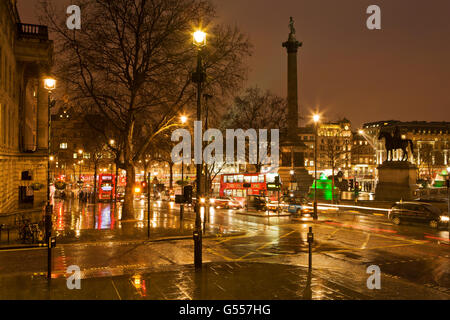 London, England, hinauszufahren Platz nachts im Regen, Busse, Taxis, Fußgänger, März Stockfoto