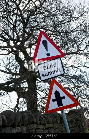 Blind Summit-Zeichen neben Land Straße, Derbyshire, England, winter Stockfoto