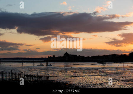 Sonnenuntergang hinter der Bergfried von Portchester Castle. Eine mittelalterliche Struktur innerhalb eines römischen Kastells am Nordende Portsmouth Hafen gebaut Stockfoto