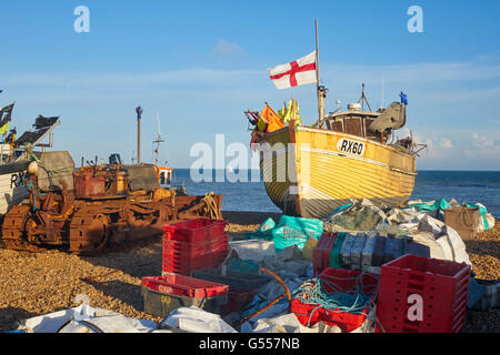 Hastings Fischerboot England mit der englischen Flagge von St. George am Stade Fishermen's Beach, East Sussex, UK, GB Stockfoto