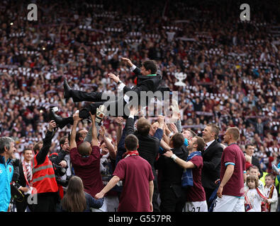 Die Spieler von Heart of Midlothian werfen Manager Paulo Sergio in die Luft, um den Sieg des Scottish Cup während des William Hill Scottish Cup Finales im Hampden Park, Glasgow, zu feiern. Stockfoto