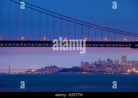 San Francisco, CA, USA: Skyline der Stadt, Golden Gate Bridge, Bay Bridge, Coit Tower, Fishermans Wharf, hohen Bürogebäuden, Stockfoto