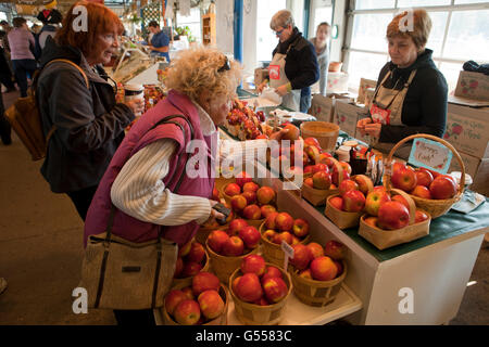 Apple-Verkäufer und Kunden im Lebensmittelmarkt, alten Hafen (Vieux-Port), Quebec Stadt, Quebec, Kanada, Oktober Stockfoto