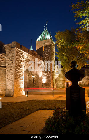 Kanada, Quebec City, Altstadt von Quebec, Turm und Tor in der Stadtmauer, "Porte St. Louis' über die Rue Saint-Louis, mit Büste von Gandhi Stockfoto