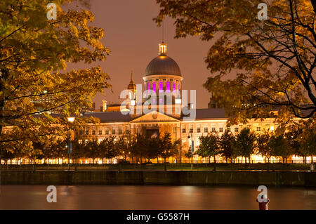 Alten Hafengebiet, Montreal, Quebec, Kanada: Bonsecours Markt (Marche Bonsecours), Bürogebäude, Bonsecours Basin neben Fluss Stockfoto