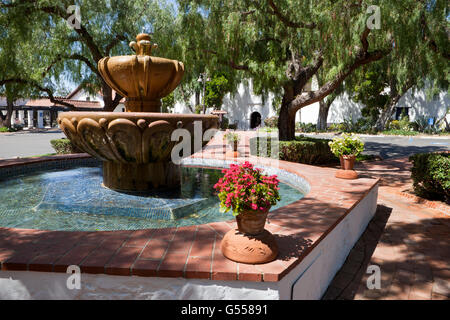 Brunnen und Pool im Innenhof, Mission San Diego de Alcala, San Diego, CA, USA Stockfoto