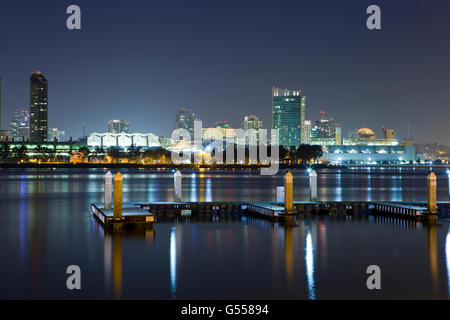 San Diego Bay, Convention Center und Hochhäuser in der Innenstadt von San Diego, CA, USA, Blick vom Coronado, Dämmerung Stockfoto