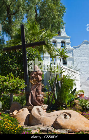 Statue von Pater Junipero Serra, Kreuz und Glockenturm, Mission San Diego de Alcala, San Diego, CA, USA Stockfoto