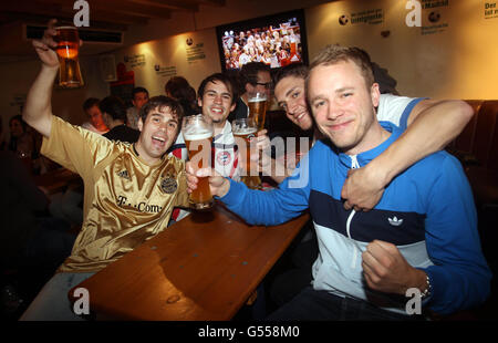 Fans des FC Bayern München beobachten das Champions-League-Finale gegen Chelsea im Bayerischen Beerhouse in Tower Hill, London. Stockfoto