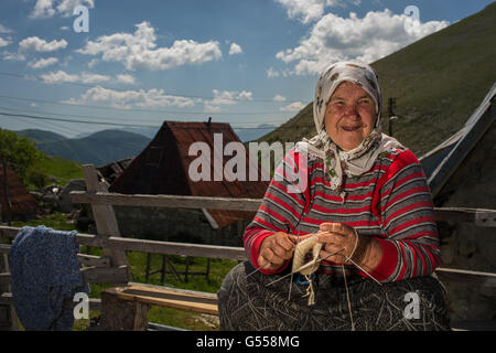 Eine alte Frau von Lukomir, am meisten abgelegenen und höhere Dorf Bosnien-Erzegovina Europas, bereiten Moebeln Wollsocken. Stockfoto