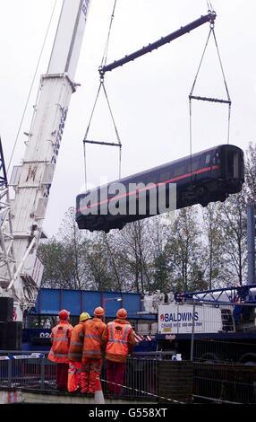 Der Bergevorgang zur Entfernung von Wrack vom Bahnabsturzort Hatfield begann, als Krane begannen, die Bleilokomotive und zwei Wagen auf Tieflader zu heben. Bei dem Unfall starben vier Männer und 34 Menschen wurden verletzt. *der GNER London-Leeds Intercity 225 Zug fuhr etwa eine halbe Meile südlich des Bahnhofs Hatfield in Hertfordshire um eine Kurve, als er entgleiste. Stockfoto