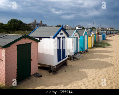 Einer Reihe von hell farbigen Strandhütten in Southwold Stockfoto