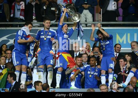 Fußball - UEFA Champions League - Finale - Bayern München / Chelsea - Allianz Arena. Chelsea's Fernando Torres (Mitte) hebt die UEFA Champions League Trophäe in den Tribünen nach dem letzten Pfiff Stockfoto