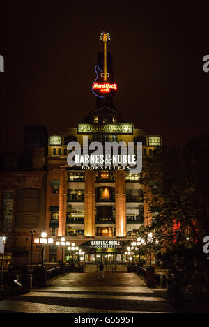 Hard Rock Cafe, Barnes & Noble Booksellers, Pier 4 Kraftwerk, Innenhafen, Baltimore, MD Stockfoto