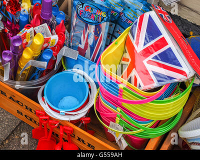 Strand waren zum Verkauf vor einem Geschäft in Southwold Stockfoto