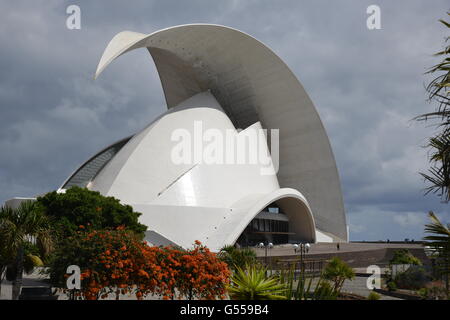 Das Auditorio de Tenerife "Adán Martín" in Santa Cruz De Tenerife wurde vom Architekten Santiago Calatrava Valls entworfen. Stockfoto