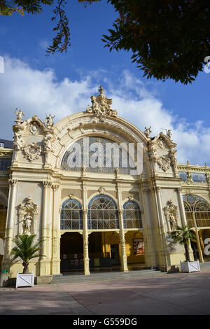 Die neue barocke Kolonnade wurde zwischen 1888 und 1889 erbaut. Es ist ein Symbol, das gesagt werden könnte, um Kurorte in Tschechien vertreten. Stockfoto