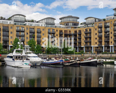 Sortiment von Booten in St Katherines Dock London Stockfoto