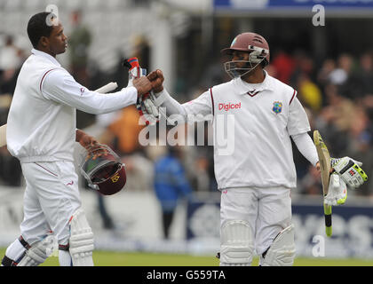 Marlon Samuels von West Indies (links) und Shivnarine Chanderpaul (rechts) gehen zur Mittagszeit ungeschlagen gegen England vom Spielfeld. Stockfoto