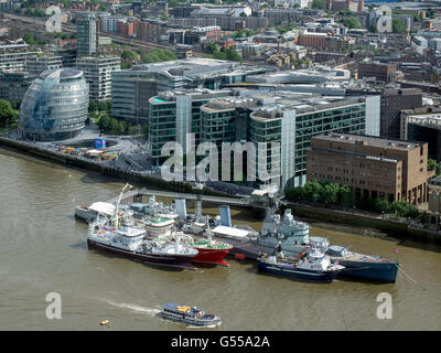 HMS Belfast und andere Boote vertäut an der Themse Stockfoto