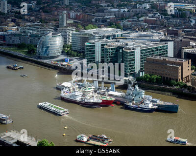 HMS Belfast und andere Boote vertäut an der Themse Stockfoto