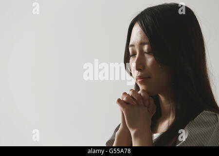 Junge Japanerin beten Stockfoto