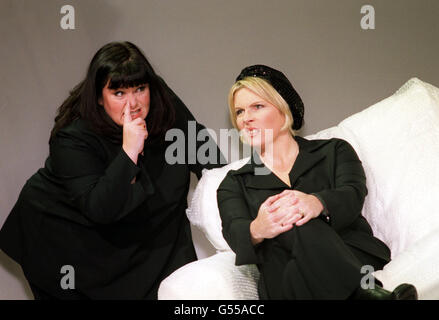 Die Comediennes Dawn French (links) und Jennifer Saunders bei einer Fotoausstellung vor ihrer Bühnenshow im Londoner Hammersmith Apollo. Stockfoto