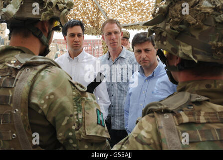 Der Gewerkschaftsführer Ed Miliband trifft auf Soldaten des 3. Bataillons Yorkshire Regiment zusammen mit seinem Schatten-Außenminister Douglas Alexander (rechts) und dem Schatten-Verteidigungsminister Jim Murphy (Mitte) auf einer Patrouillenbasis in Nahr-E Saraj in der Provinz Helmand während eines zweitägigen Besuchs in Afghanistan. Stockfoto