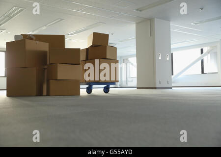 Boxen in ein leeres Büro Stockfoto