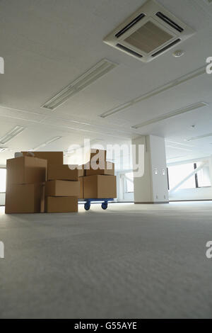 Boxen in ein leeres Büro Stockfoto