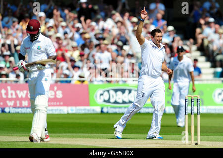 Englands Tim Bresnan feiert nach dem Bowlen von West Indies Darren Sammy (links) für 106, gefangen von Kevin Pietersen beim zweiten Testspiel in Trent Bridge, Nottingham. Stockfoto