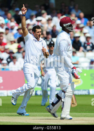 England's Tim Bresnan feiert nach Bowling West Indies Marlon Samuels für 117, gefangen von James Anderson während des zweiten Testspiel in Trent Bridge, Nottingham. Stockfoto