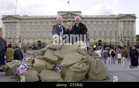 Stand Pensions Protest Palace Stockfoto