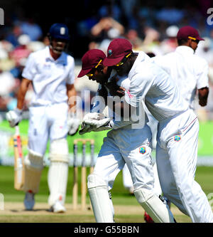 Die Westindien Darren Sammy (rechts) und Denesh Ramdin feiern das Dickicht von Englands Alastair Cook, nur damit es beim zweiten Testspiel in Trent Bridge, Nottingham, als No Ball gegeben wird. Stockfoto