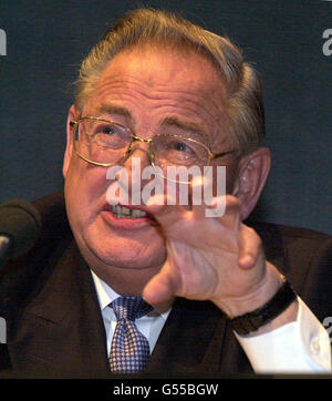 Sir Eddie George, Gouverneur der Bank of England, spricht im Internationalen Konferenzzentrum in Birmingham über die Nationale Konferenz des CBI. Stockfoto