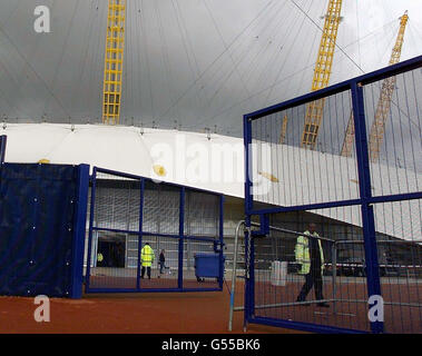 Das Perimeter-Tor und die Innentür des Millennium Dome, die betreten wurden, um Diamanten im Wert von 350 Millionen zu stehlen, die in der Geldzone am Dome in London zu sehen waren. Sechs Personen wurden verhaftet, darunter vier im Tresor der Geldzone. *... und zwei an der Themse, wo die Räuber ein Motorboot hatten, das sie von der Szene aus beschleunigen sollte. In Szenen, die an den James-Bond-Film The World is Not Enough erinnern, verwendeten die Raider einen Bulldozer, um in den Dome einzubrechen. Wäre es erfolgreich gewesen, wäre es der größte Raub der Welt gewesen, den es je gab. Stockfoto