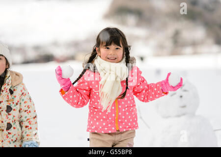 Kinder spielen im Schnee Stockfoto