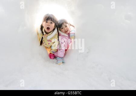 Kinder spielen im Schnee Stockfoto