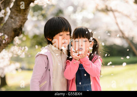 Kinder spielen im park Stockfoto