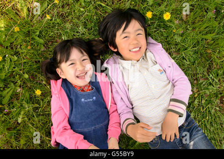 Kinder spielen im park Stockfoto