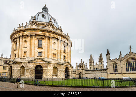 Oxford, UK - 12. August 2015: Low Angle View des Radcliffe Camera in Oxford ein bewölkten Tag Stockfoto