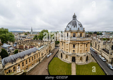 Erhöhte Ansicht des Radcliffe Camera in Oxford ein bewölkter Tag. Blick vom Universitätskirche. Es ist ein Gebäude von Oxford Universität Stockfoto