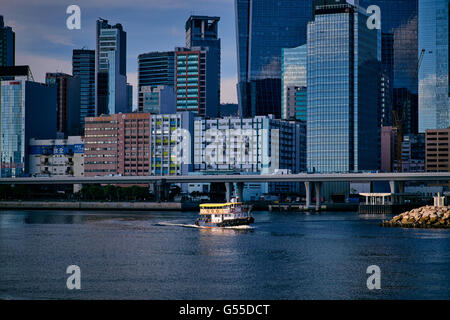 Verlassen die Kwun Tong-Becken, fährt die Fähre Kwung Tong für Northpoint in Hong Kong. Stockfoto