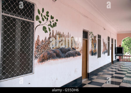 Das Bild der Malerei wurde am Sawai Madhopur Bahnhof, Indien aufgenommen. Stockfoto