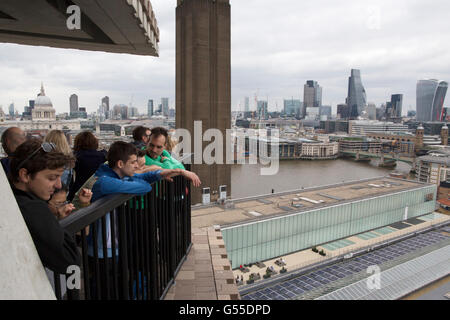 Blick auf die Skyline von London mit der St. Pauls Kathedrale aus der neuen Tate Modern, London, UK Stockfoto