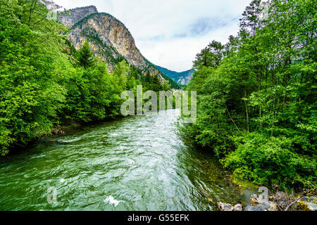 Schnell fließende Cayoosh Creek entlang der Duffy Lake Road in der Nähe von Lillooet in British Columbia, Kanada Stockfoto